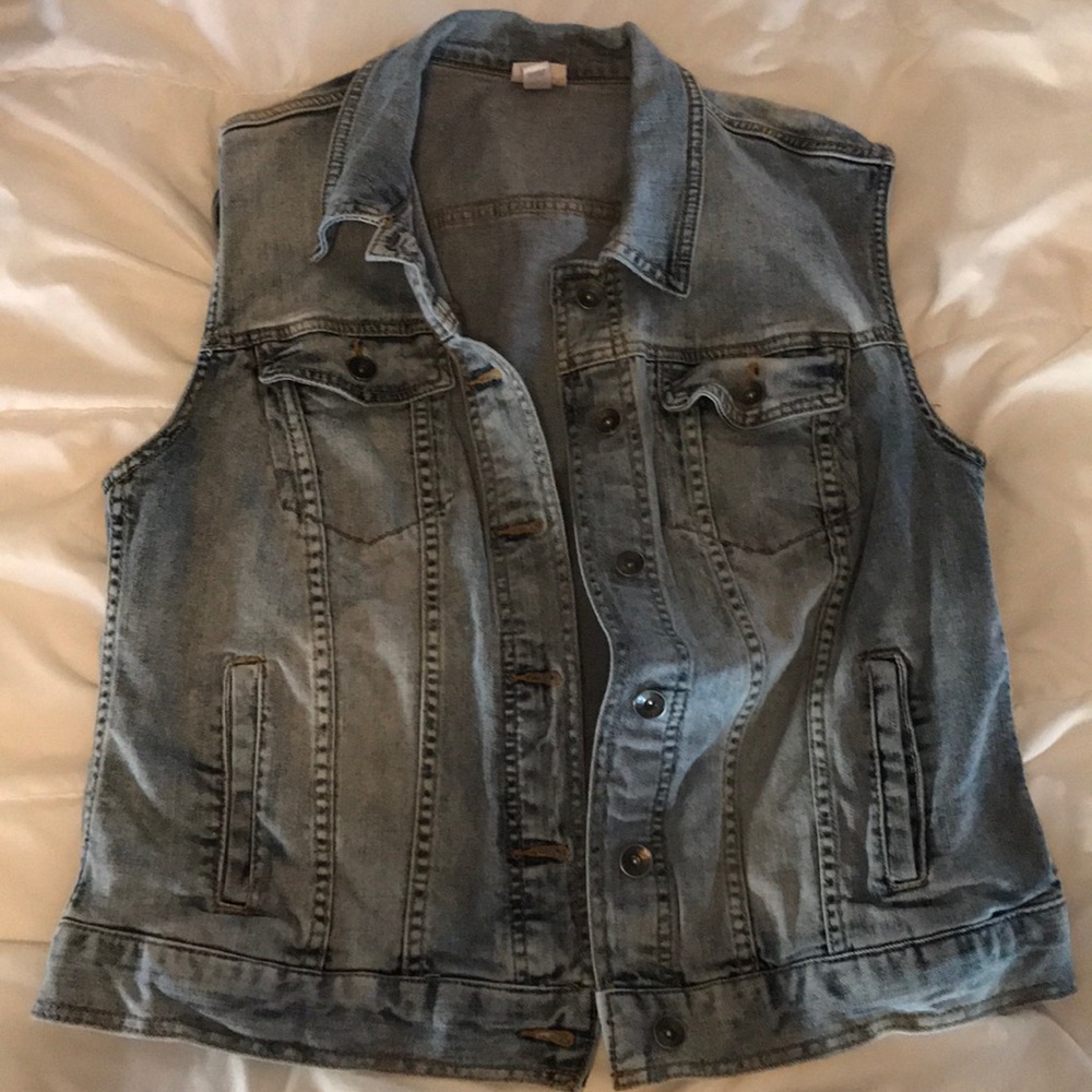 Sleeveless denim jacket